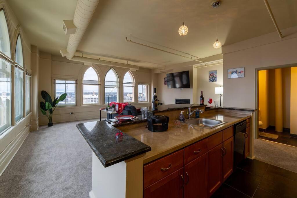 King Bed W/ Panoramic Views Of Dt! Apartamento Rochester Exterior foto